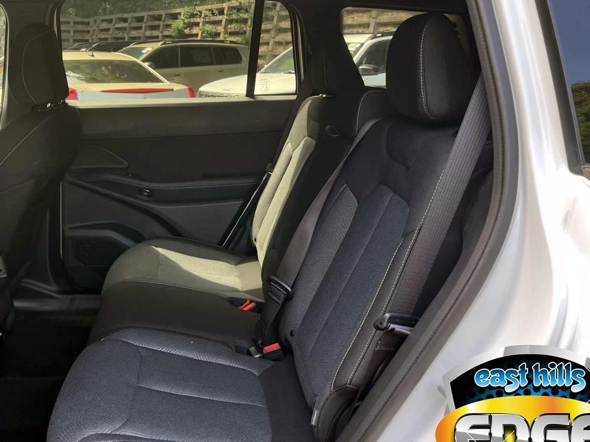 Jeep Cherokee Laredo 4x4 2026 — side view