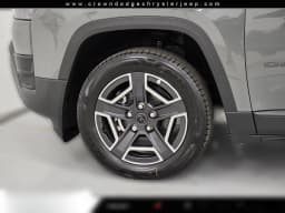 Jeep Cherokee Laredo 4x4 2026 — side view