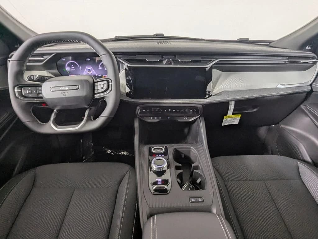 Jeep Cherokee Laredo 4x4 2026 — side view
