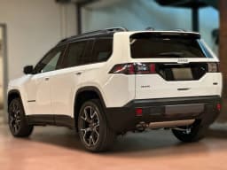 Jeep Cherokee Overland 4x4 2026 — side view