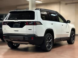Jeep Cherokee Overland 4x4 2026 — side view