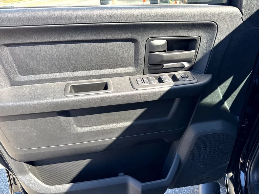 Ram 3500 Tradesman 4x4 Crew Cab 6'4" Box 2026 — side view