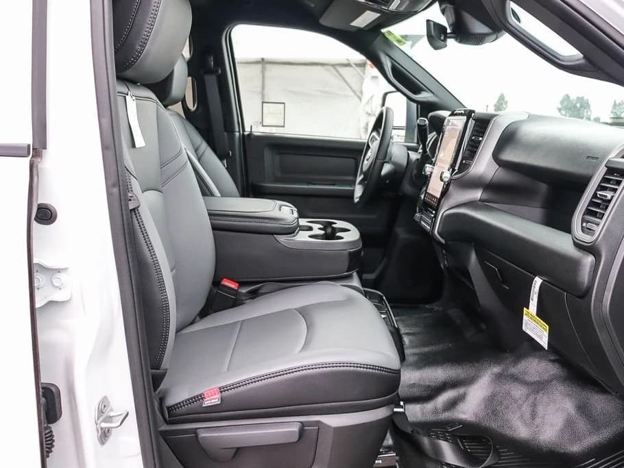 Ram 3500 Tradesman 4x4 Crew Cab 8' Box 2026 — side view