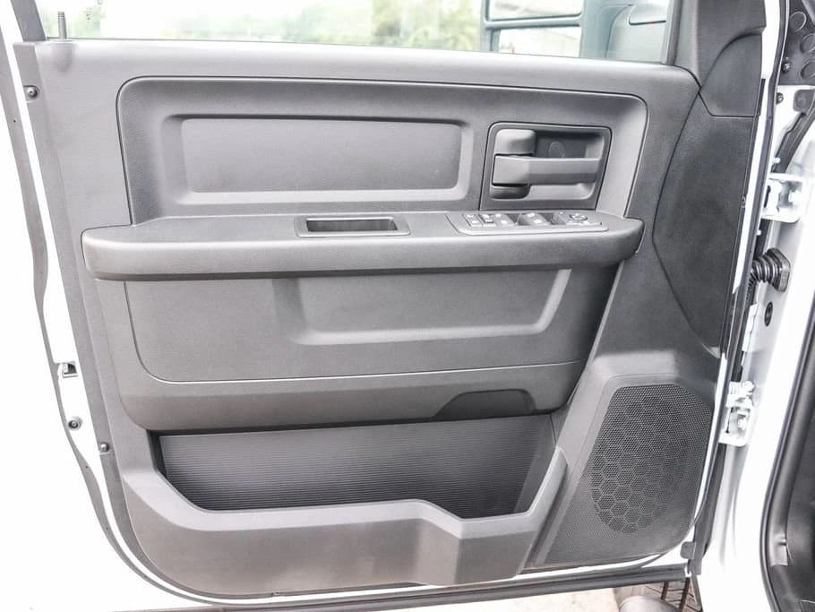 Ram 3500 Tradesman 4x4 Crew Cab 8' Box 2026 — side view