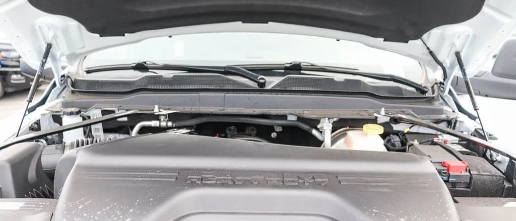 Ram 3500 Tradesman 4x4 Crew Cab 8' Box 2026 — side view