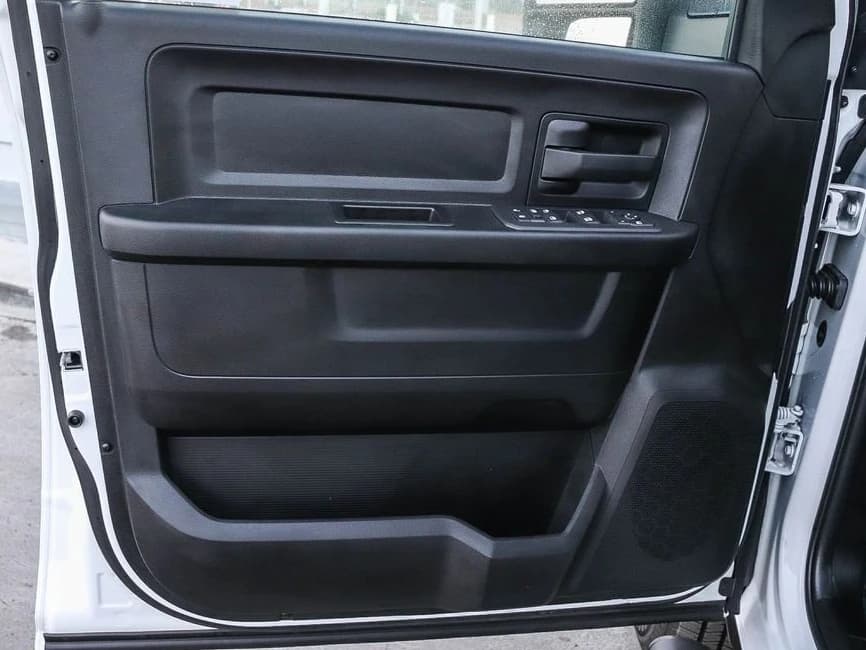 Ram 3500 Tradesman 4x4 Crew Cab 8' Box 2026 — side view