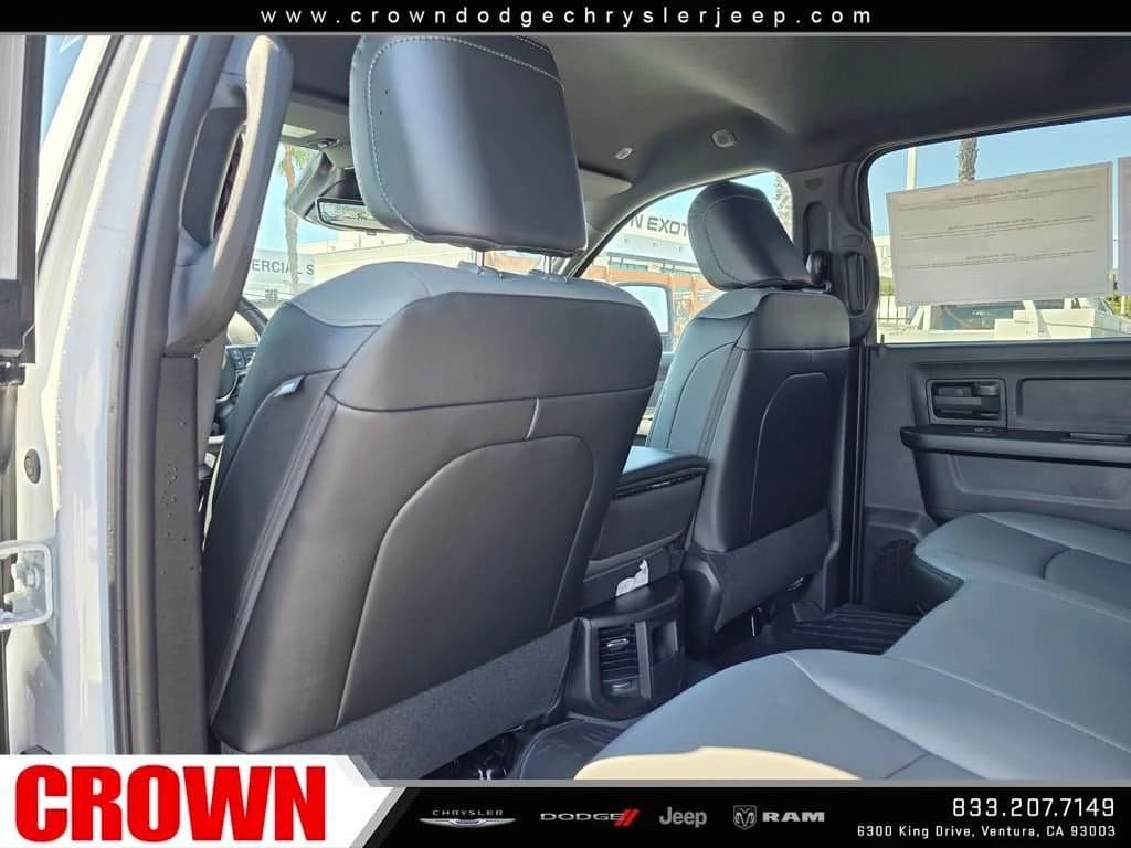 Ram 3500 Tradesman 4x4 Crew Cab 8' Box 2026 — side view