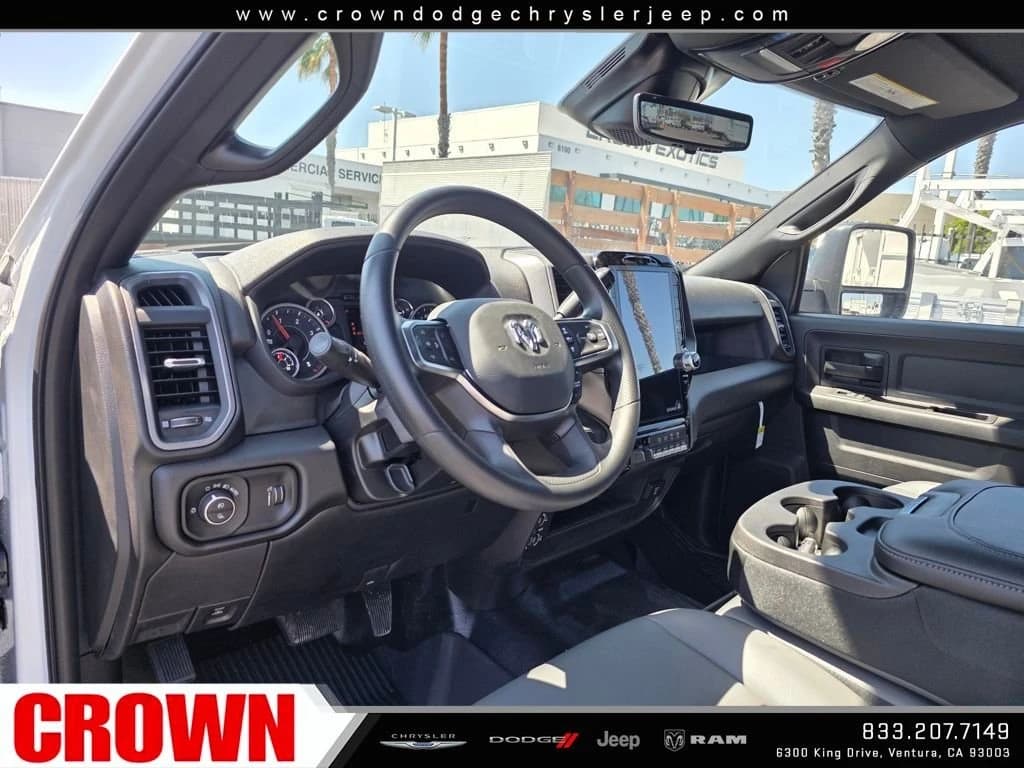 Ram 3500 Tradesman 4x4 Crew Cab 8' Box 2026 — side view