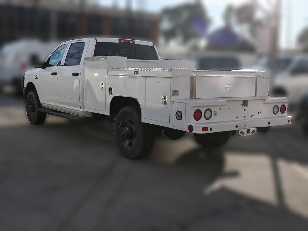 Ram 3500 Tradesman 4x4 Crew Cab 8' Box 2026 — side view