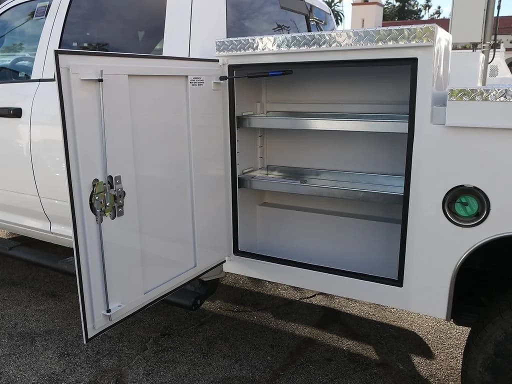 Ram 3500 Tradesman 4x4 Crew Cab 8' Box 2026 — side view