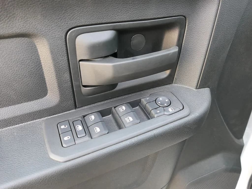 Ram 3500 Tradesman 4x4 Crew Cab 8' Box 2026 — side view
