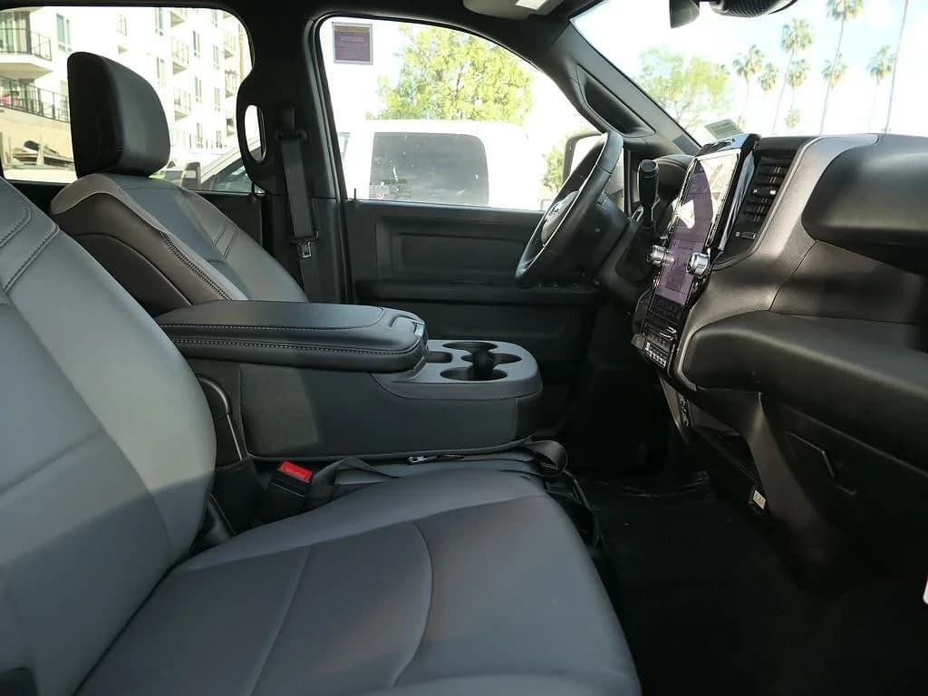 Ram 3500 Tradesman 4x4 Crew Cab 8' Box 2026 — side view