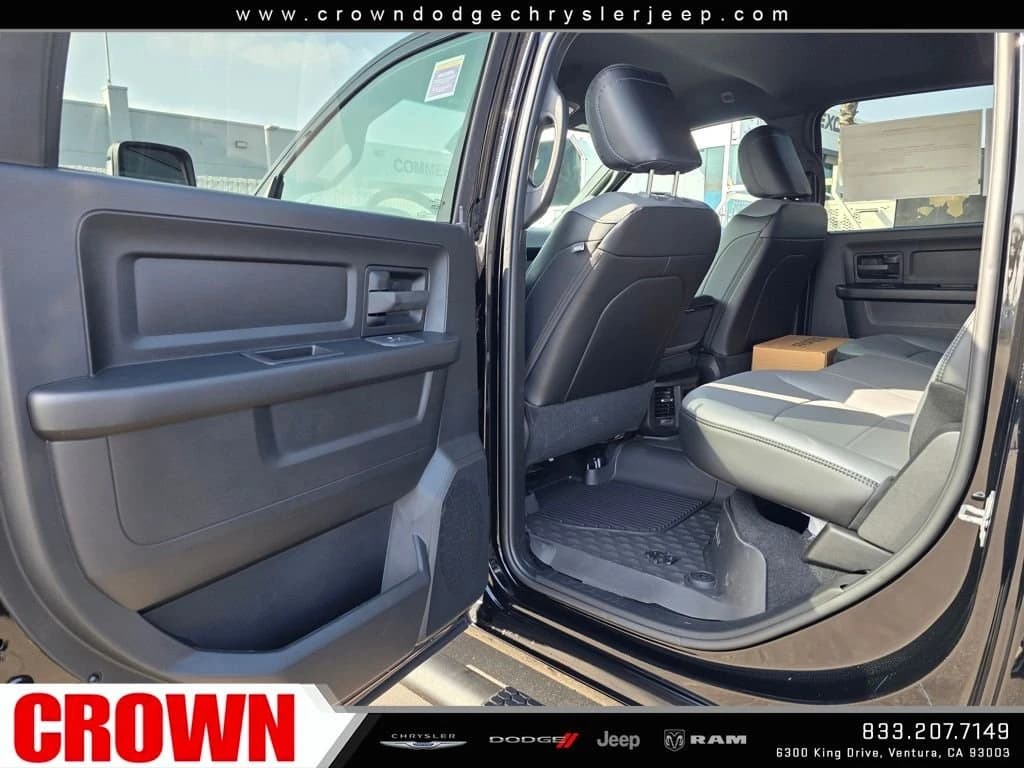 Ram 3500 Tradesman 4x4 Crew Cab 8' Box 2026 — side view