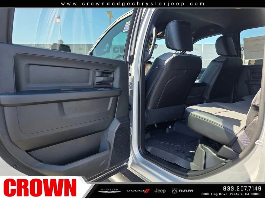 Ram 3500 Tradesman 4x4 Crew Cab 8' Box 2026 — side view