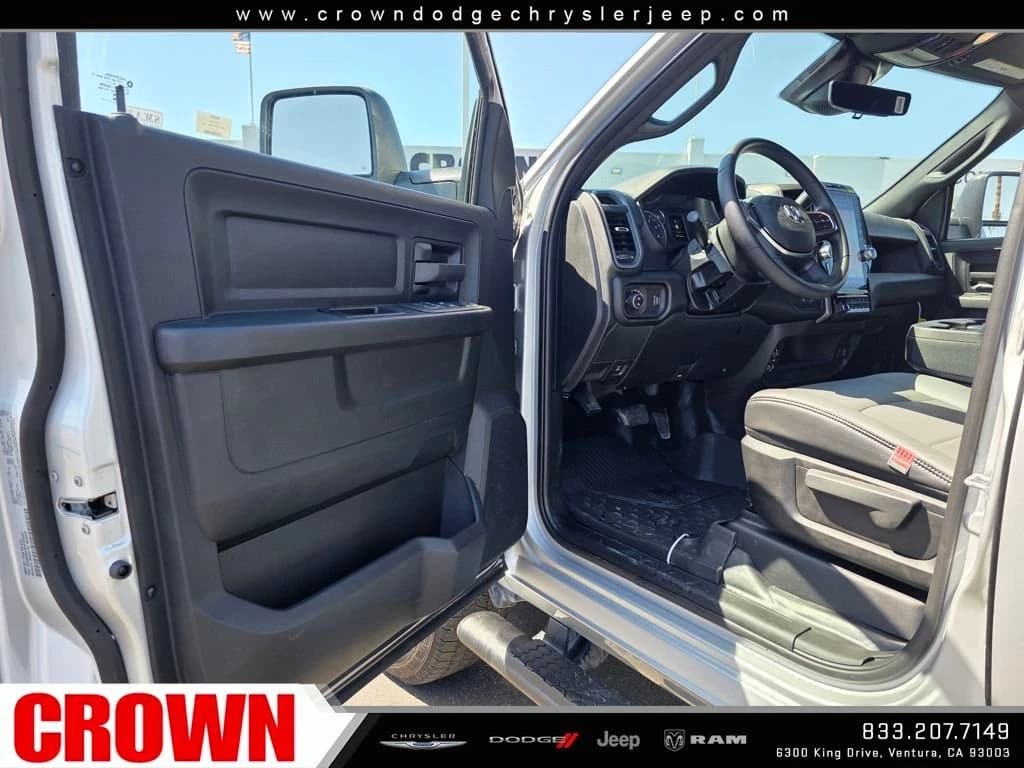 Ram 3500 Tradesman 4x4 Crew Cab 8' Box 2026 — side view