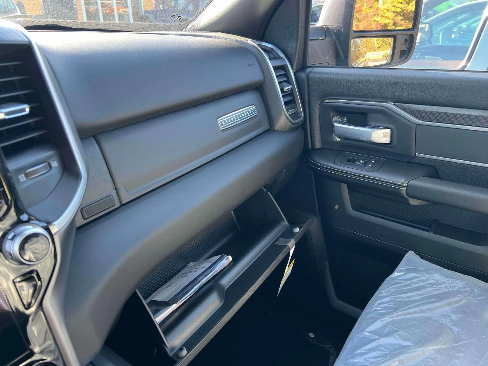 Ram 3500 Big Horn 4x4 Crew Cab 8' Box 2026 — side view