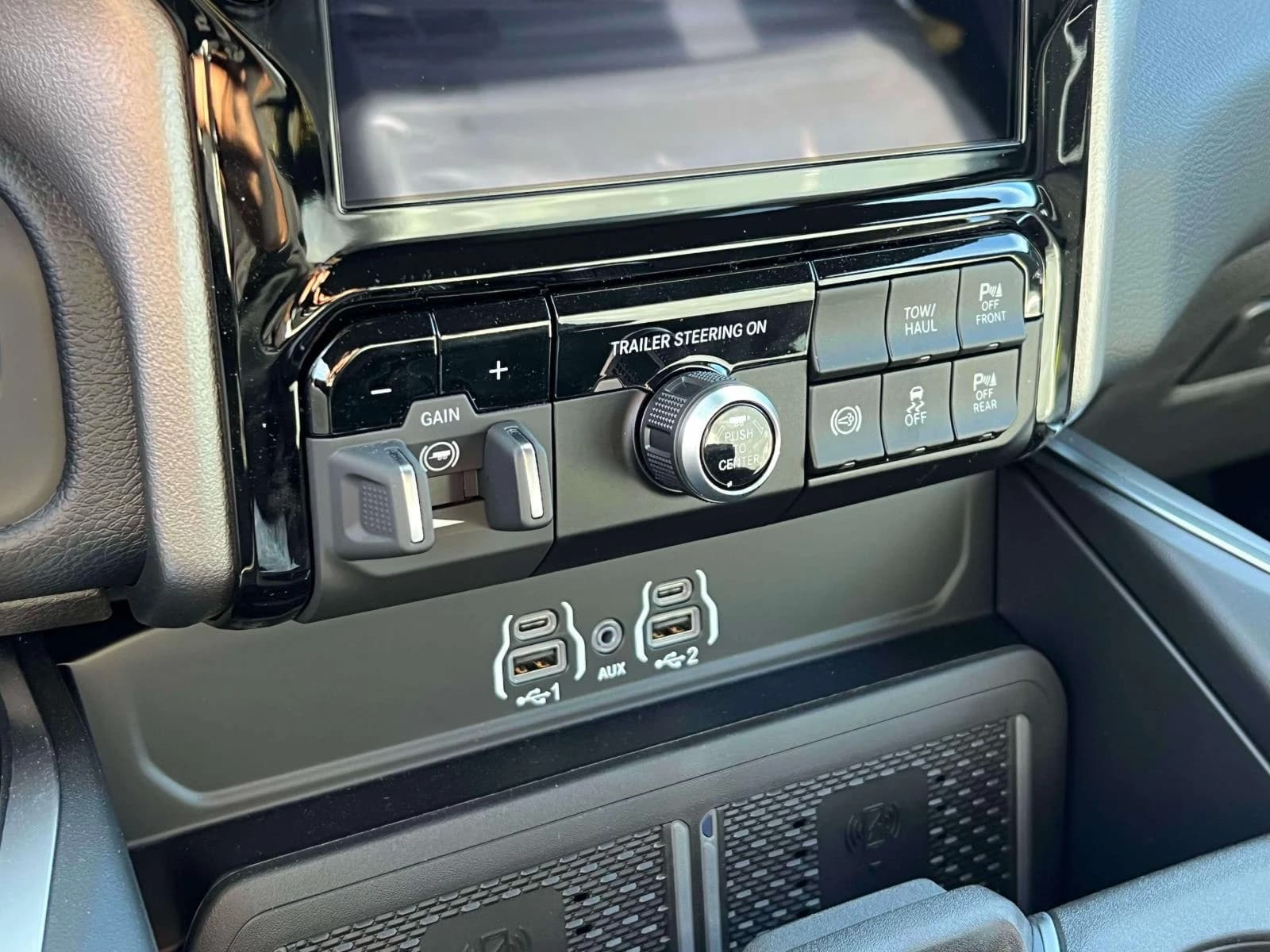 Ram 3500 Big Horn 4x4 Crew Cab 8' Box 2026 — side view