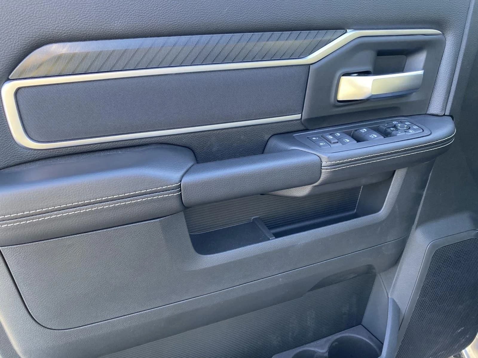 Ram 2500 Big Horn 4x2 Crew Cab 6'4" Box 2026 — side view