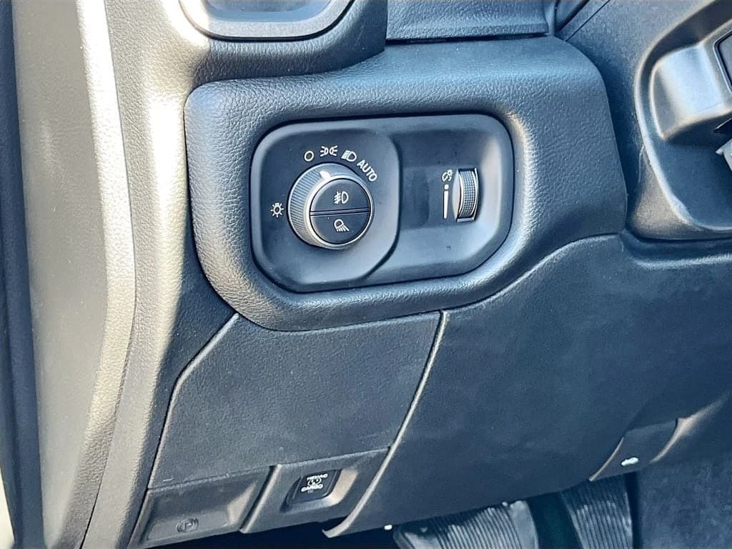 Ram 2500 Warlock 4x4 Crew Cab 6'4" Box 2026 — side view