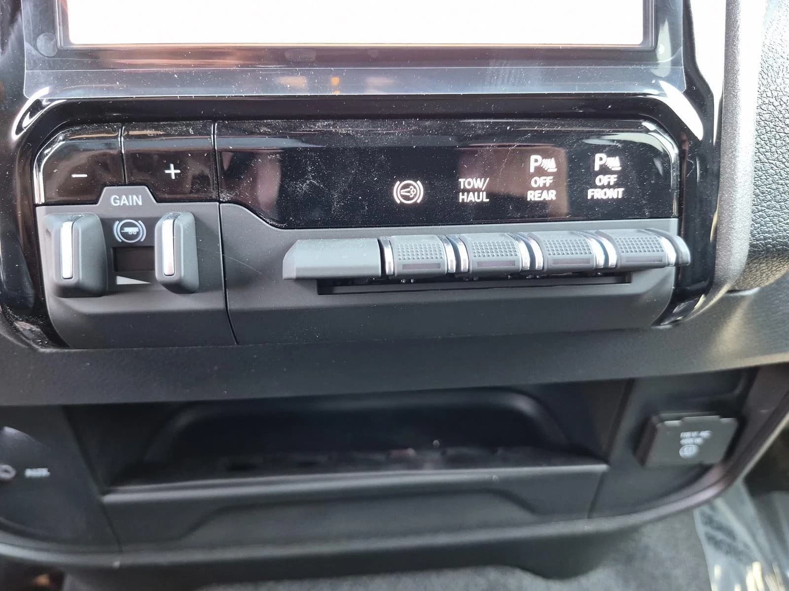 Ram 2500 Warlock 4x4 Crew Cab 6'4" Box 2026 — side view
