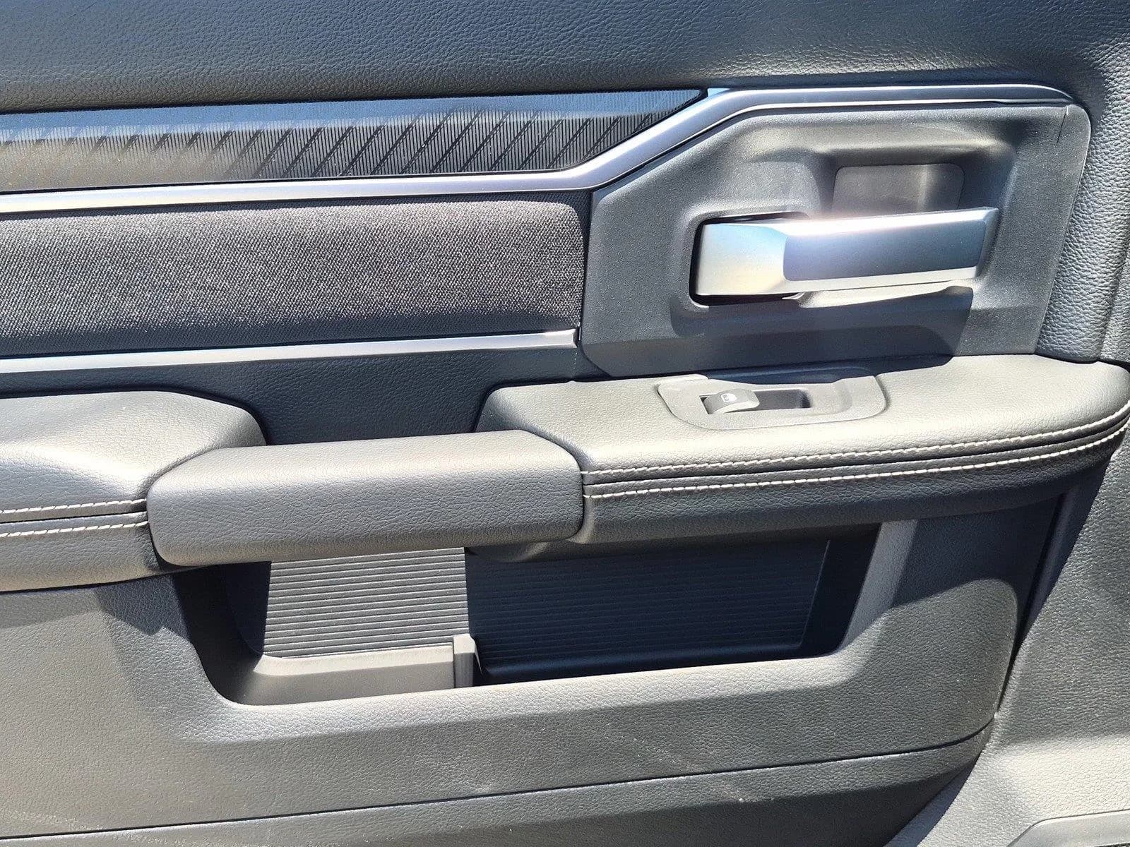 Ram 2500 Big Horn 4x4 Crew Cab 6'4" Box 2026 — side view