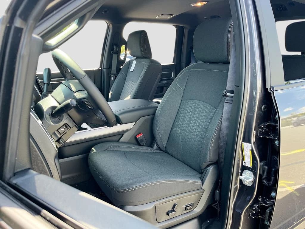 Ram 2500 Big Horn 4x4 Crew Cab 6'4" Box 2026 — side view