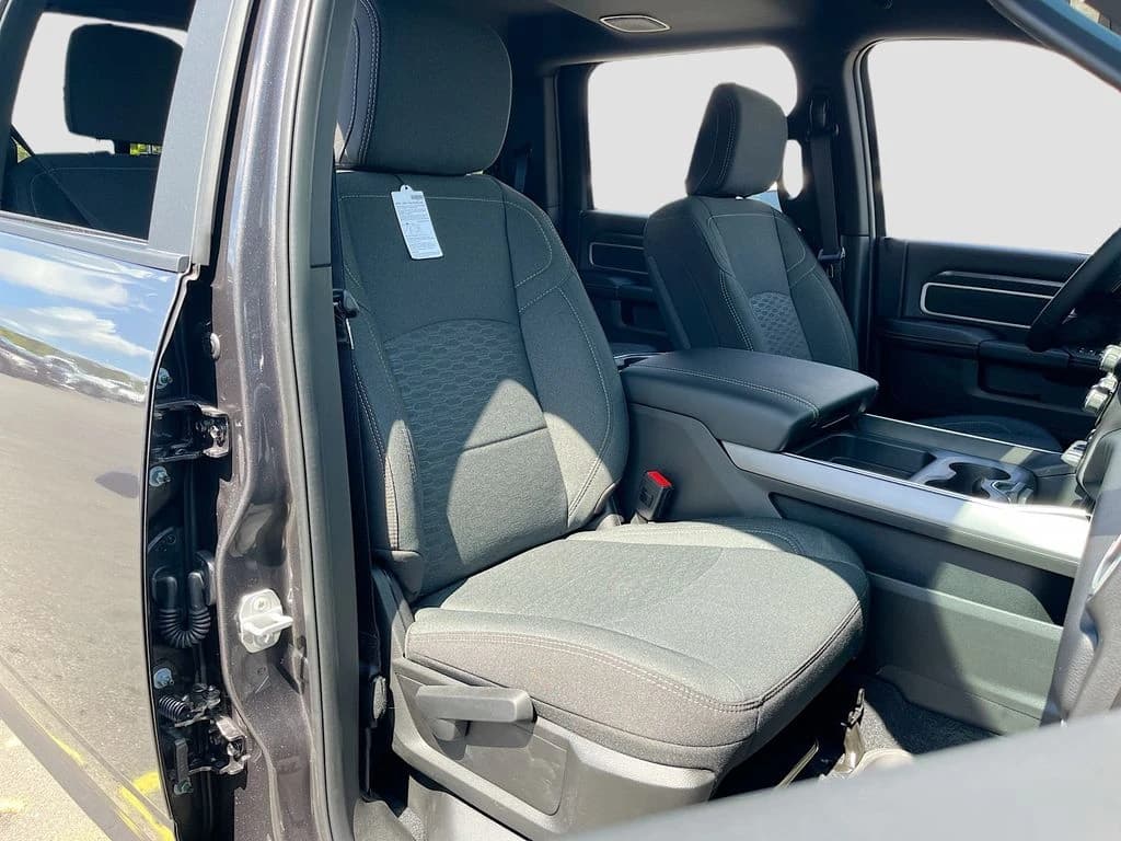 Ram 2500 Big Horn 4x4 Crew Cab 6'4" Box 2026 — side view