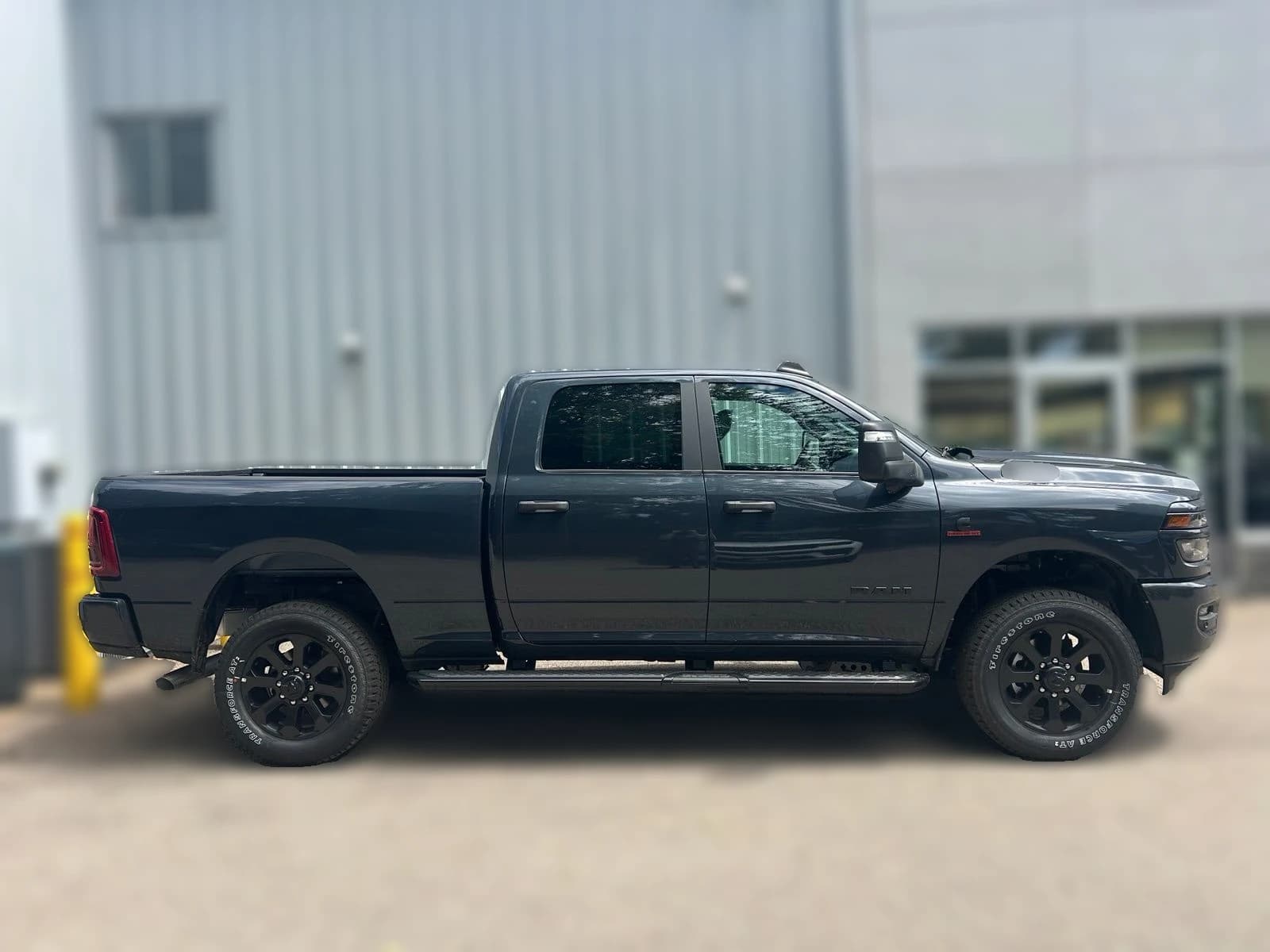Ram 2500 Big Horn 4x4 Crew Cab 6'4" Box 2026 — side view