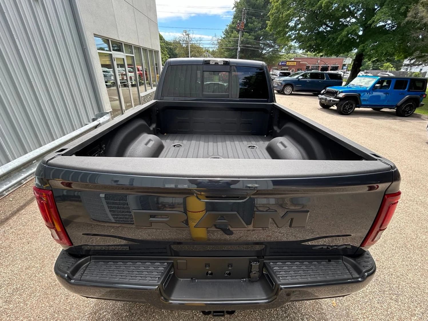 Ram 2500 Big Horn 4x4 Crew Cab 6'4" Box 2026 — side view
