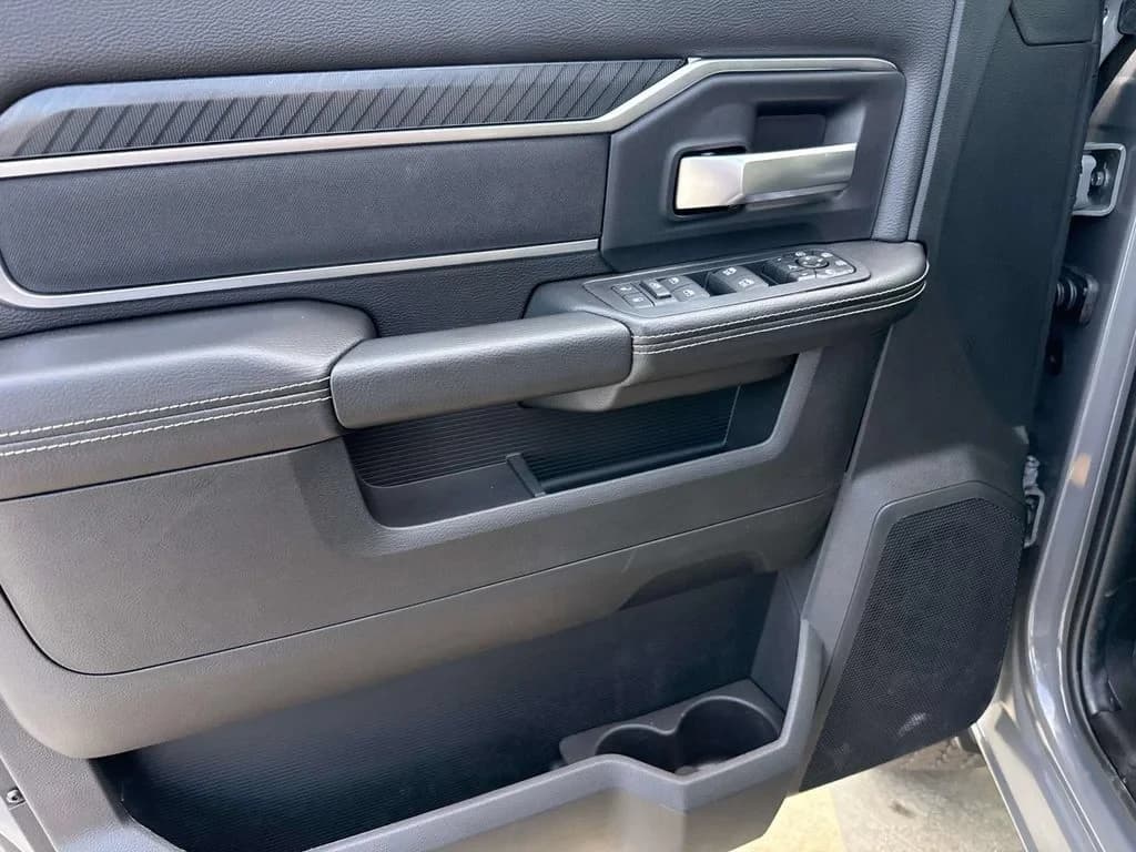 Ram 2500 Big Horn 4x4 Crew Cab 6'4" Box 2026 — side view