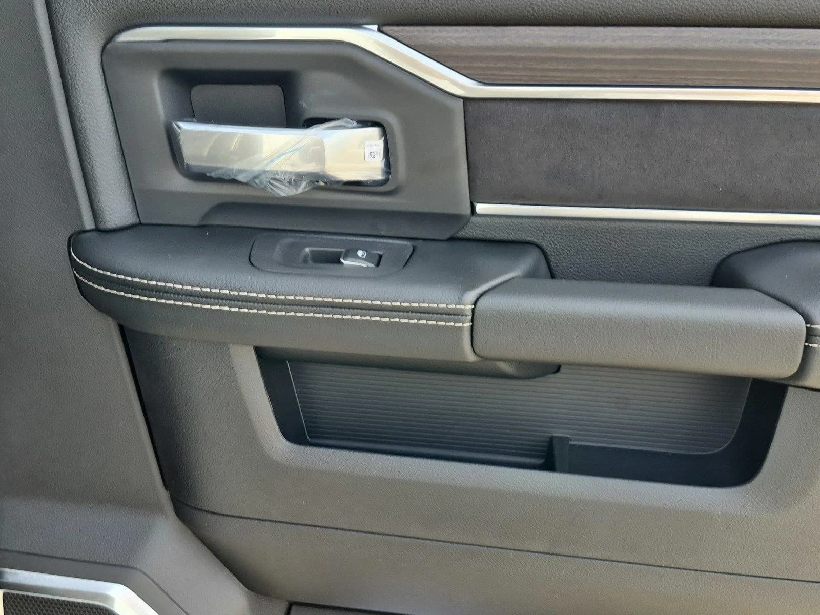 Ram 2500 Laramie 4x4 Crew Cab 6'4" Box 2027 — side view