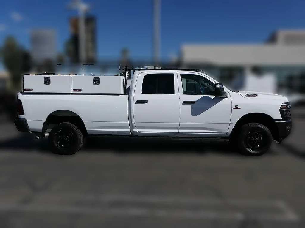 Ram 2500 Tradesman 4x4 Crew Cab 8' Box 2025 — side view