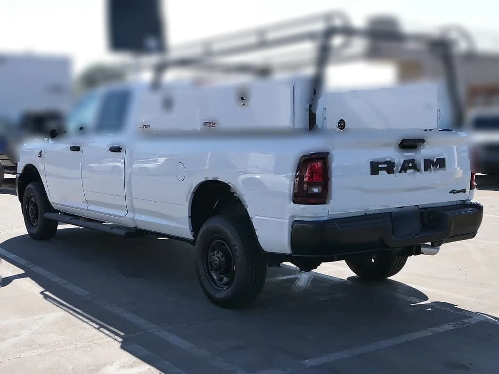 Ram 2500 Tradesman 4x4 Crew Cab 8' Box 2025 — side view