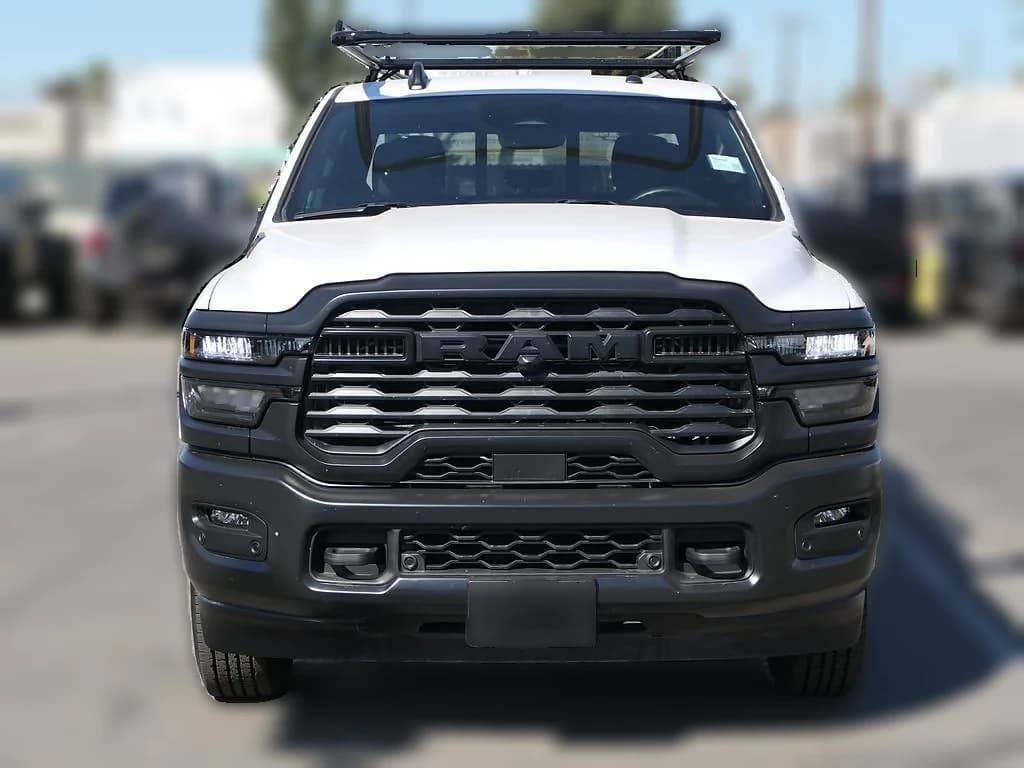 Ram 2500 Tradesman 4x4 Crew Cab 8' Box 2025 — side view