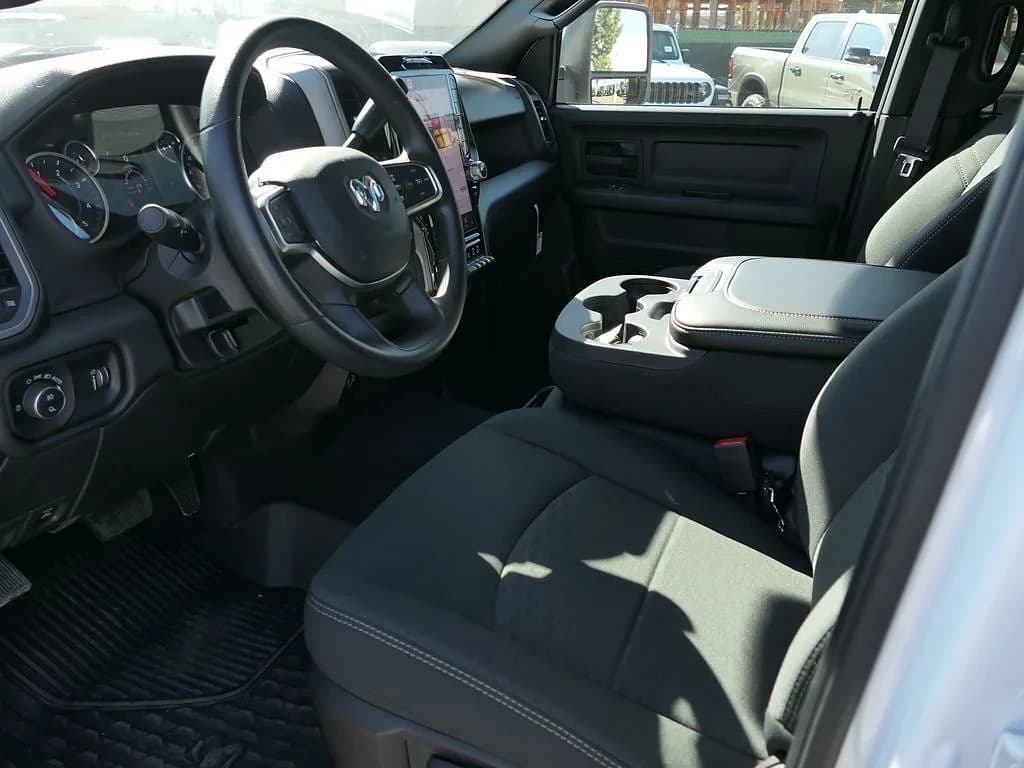 Ram 2500 Tradesman 4x4 Crew Cab 8' Box 2025 — side view
