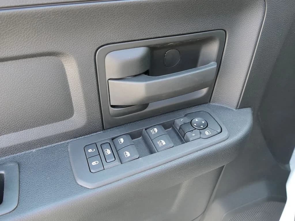 Ram 2500 Tradesman 4x4 Crew Cab 8' Box 2025 — side view