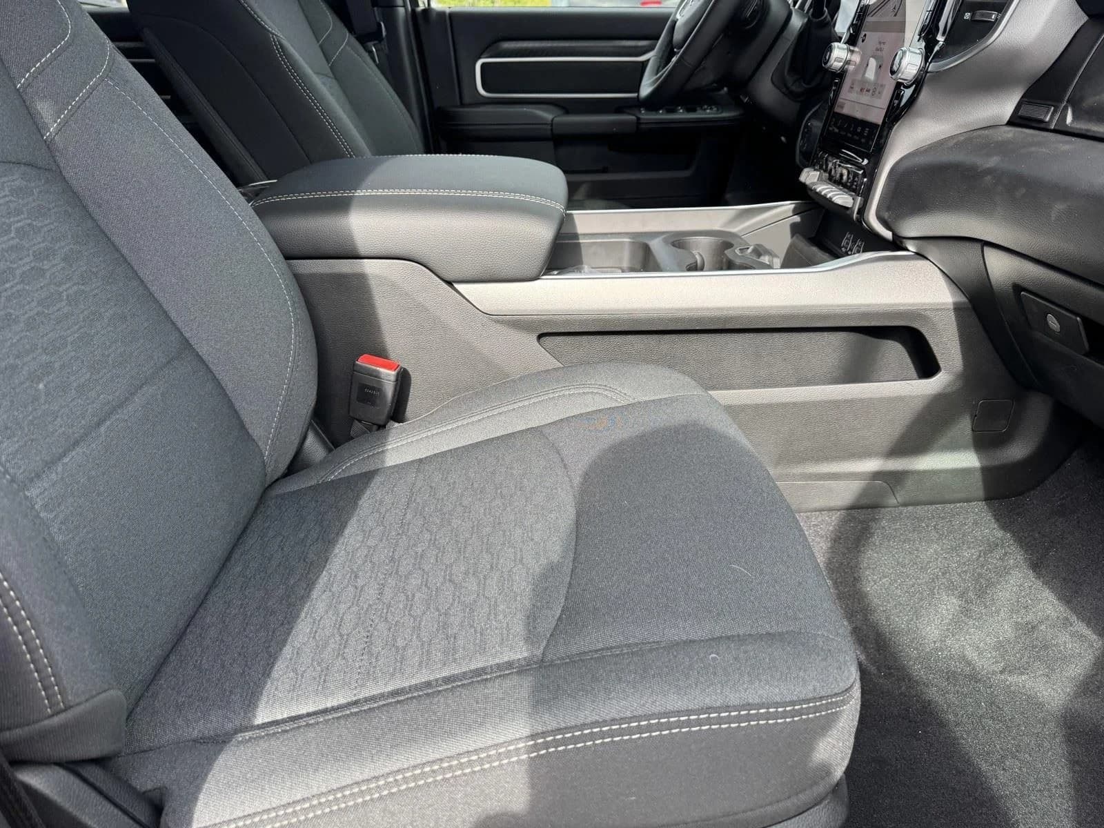 Ram 2500 Big Horn 4x4 Crew Cab 8' Box 2026 — side view