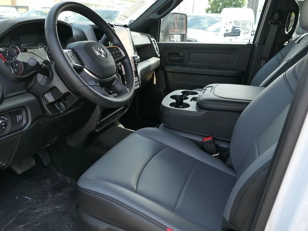 Ram 3500 Tradesman 4x4 Crew Cab 8' Box 2026 — side view