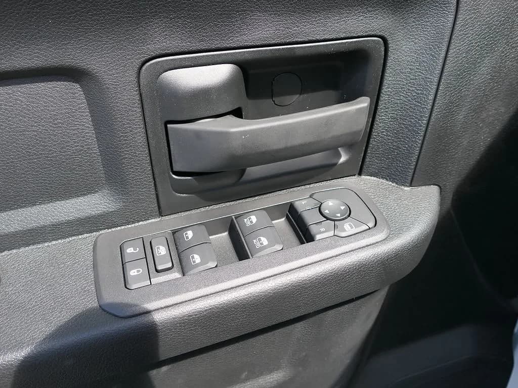 Ram 3500 Tradesman 4x4 Crew Cab 8' Box 2026 — side view