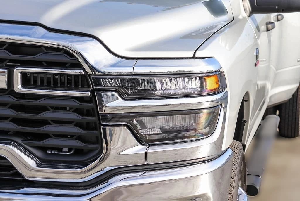 Ram 3500 Tradesman 4x4 Crew Cab 8' Box 2026 — side view