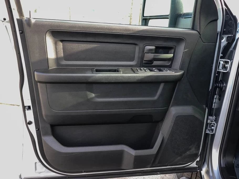Ram 3500 Tradesman 4x4 Crew Cab 8' Box 2026 — side view