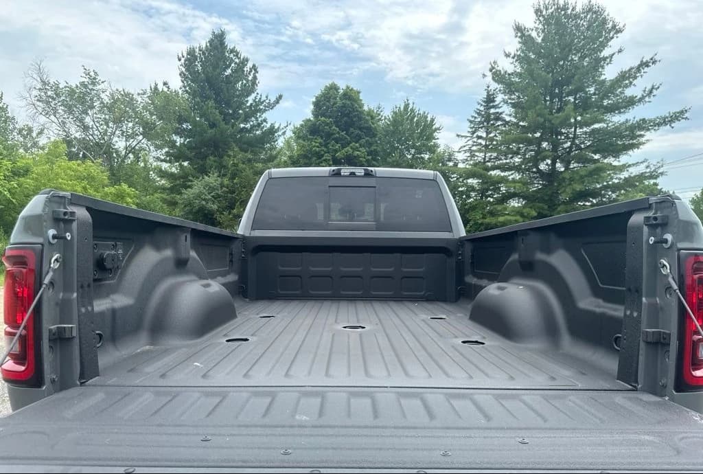 Ram 3500 Tradesman 4x4 Crew Cab 8' Box 2026 — side view