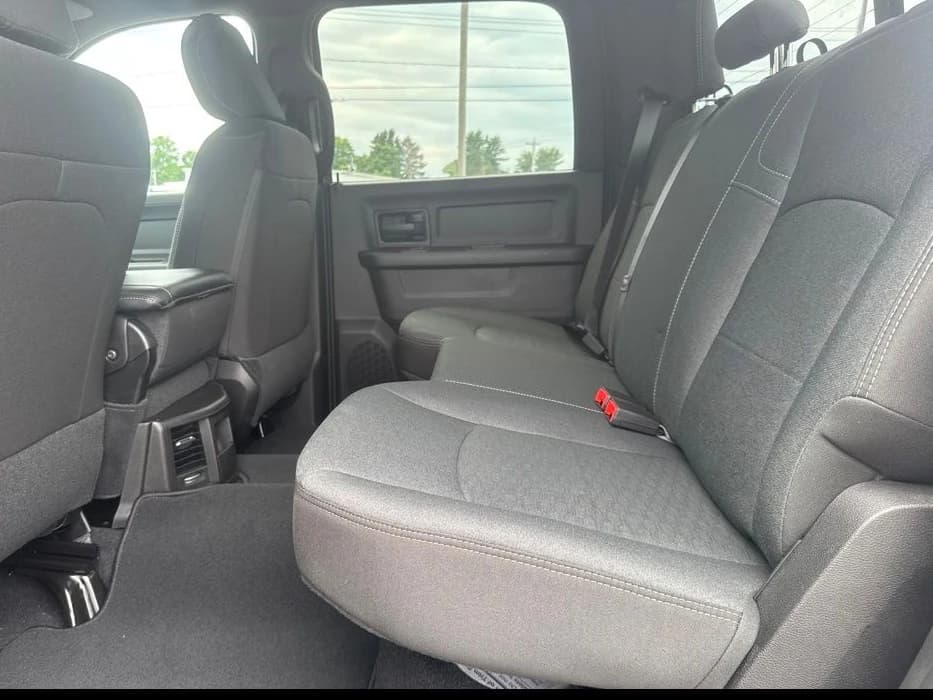 Ram 3500 Tradesman 4x4 Crew Cab 8' Box 2026 — side view