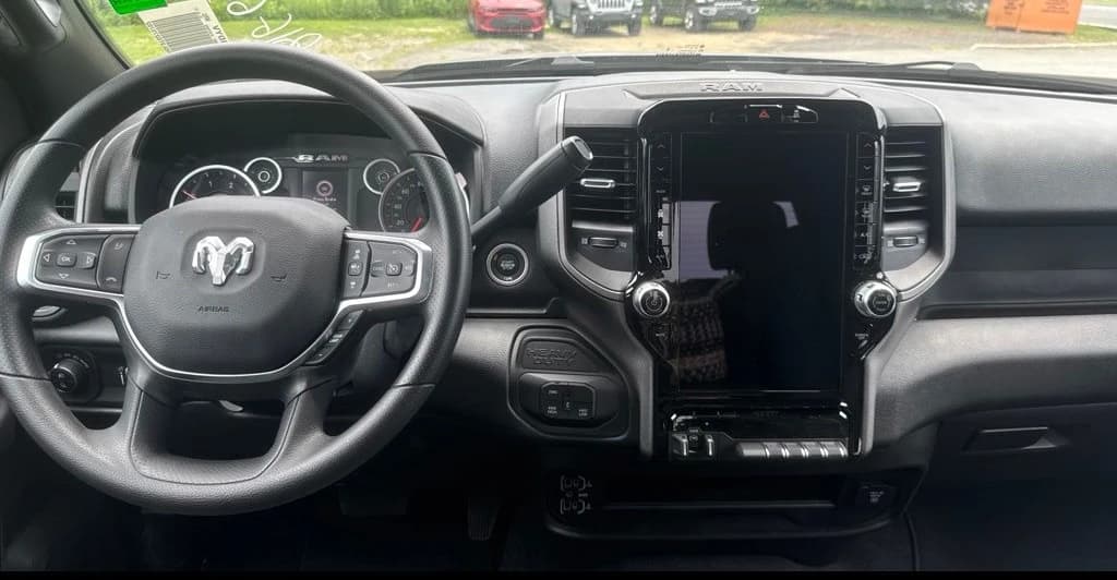 Ram 3500 Tradesman 4x4 Crew Cab 8' Box 2026 — side view