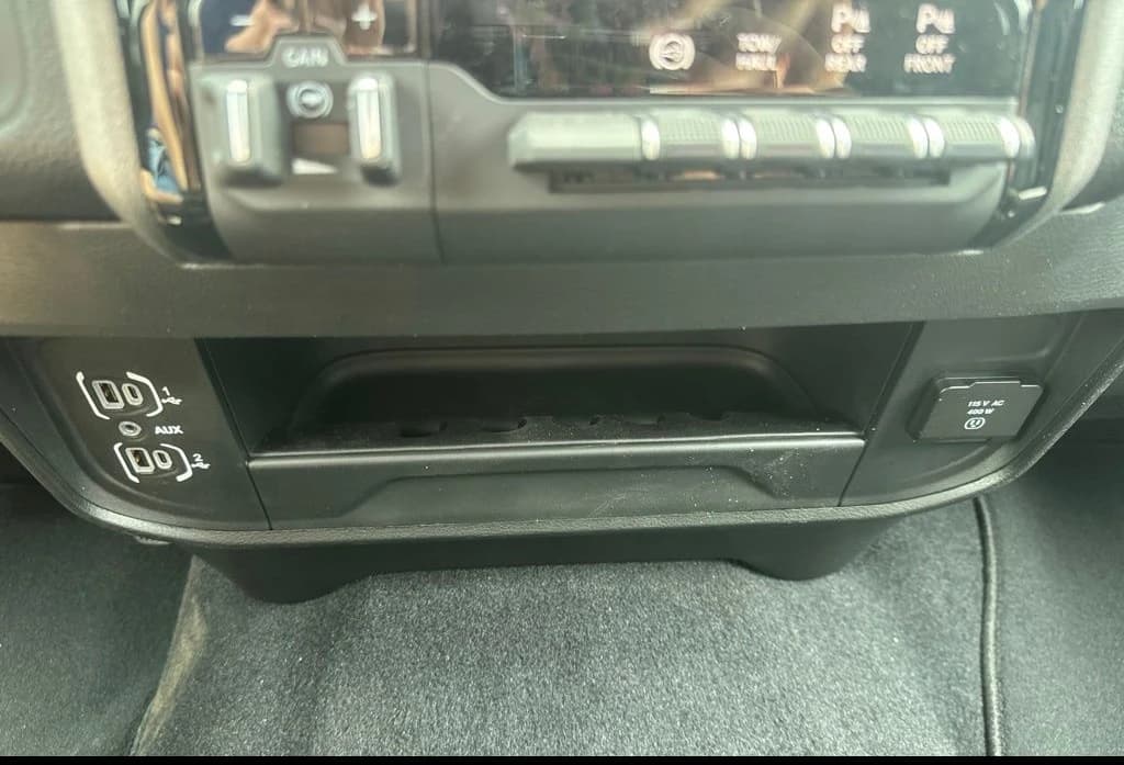 Ram 3500 Tradesman 4x4 Crew Cab 8' Box 2026 — side view