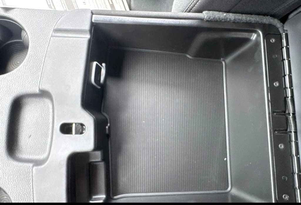 Ram 3500 Tradesman 4x4 Crew Cab 8' Box 2026 — side view