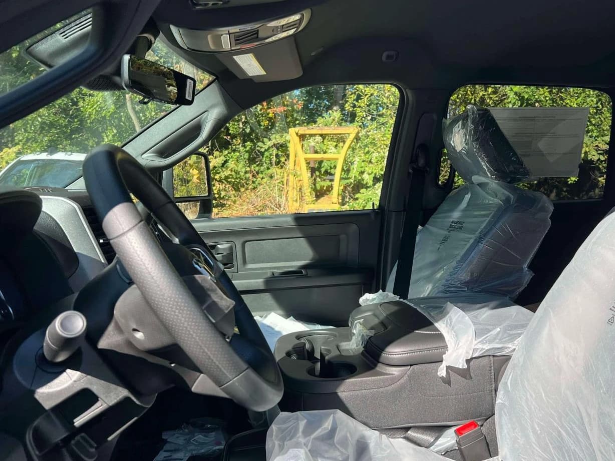 Ram 3500 Tradesman 4x4 Crew Cab 8' Box 2027 — side view