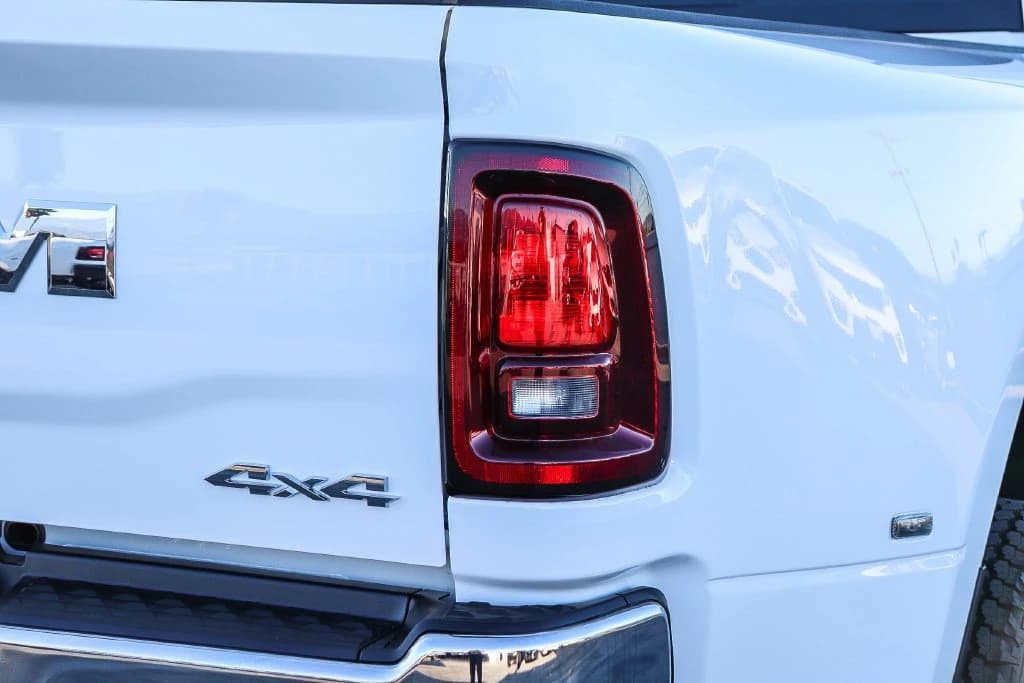 Ram 3500 Tradesman 4x4 Crew Cab 8' Box 2026 — side view