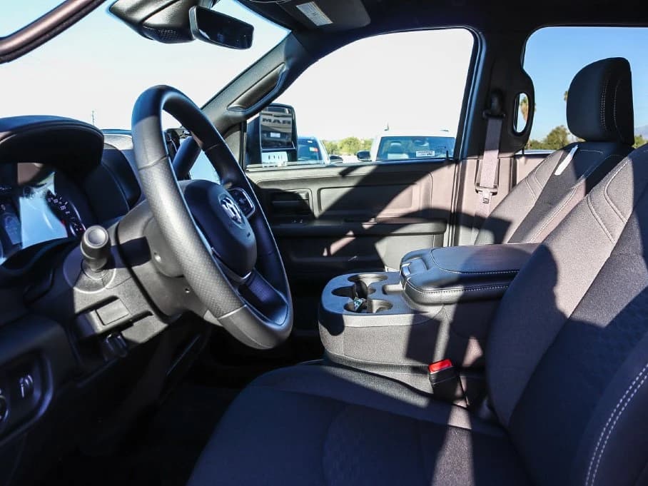 Ram 3500 Tradesman 4x4 Crew Cab 8' Box 2026 — side view