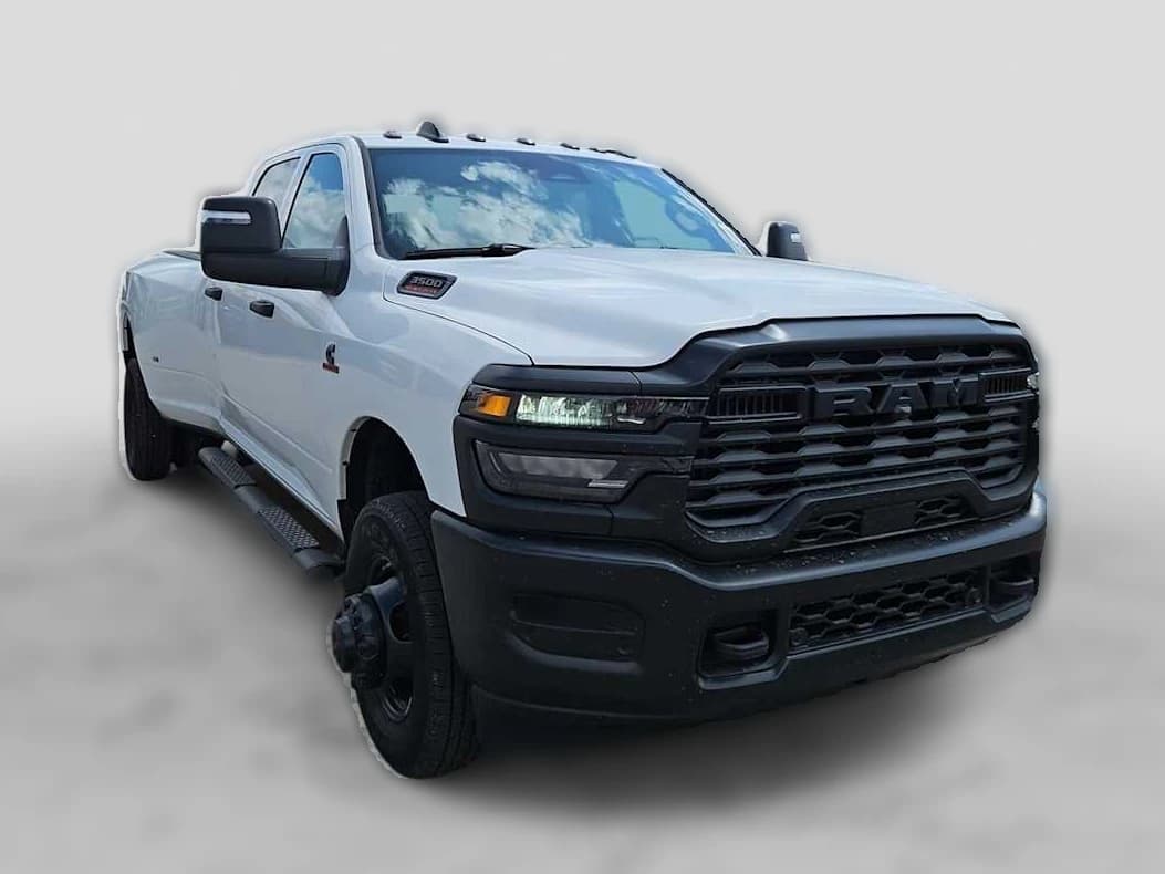 Ram 3500 Tradesman 4x4 Crew Cab 8' Box 2026 — side view